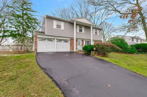 65 Woodview Lane Centereach NY 11720