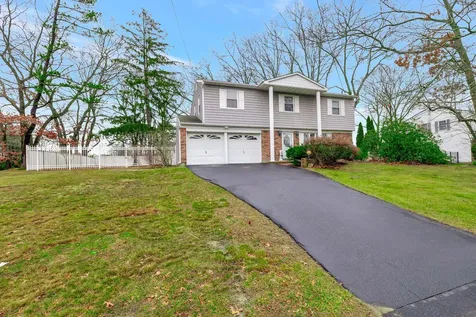 65 Woodview Lane Centereach NY 11720