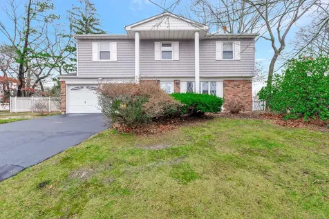 65 Woodview Lane Centereach NY 11720
