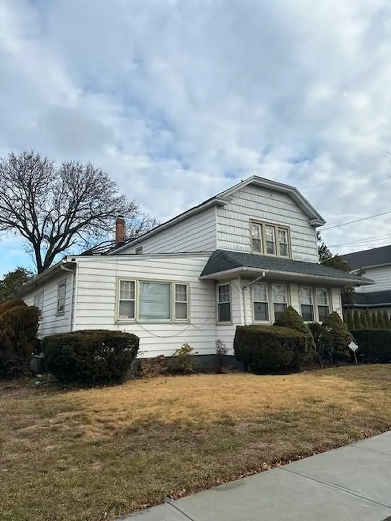 61 W Euclid Street Valley Stream NY 11580