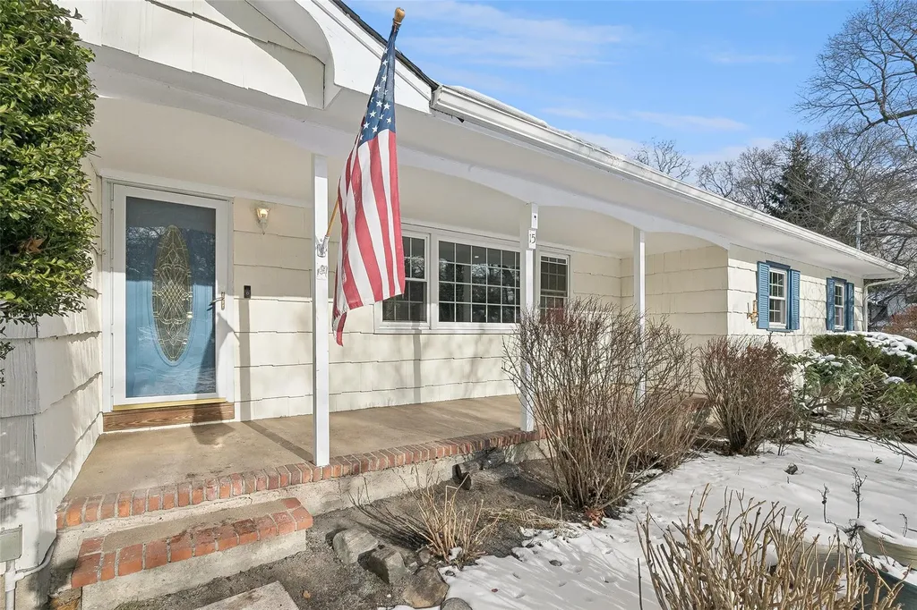 15 Kemswick Drive Stony Brook NY 11790