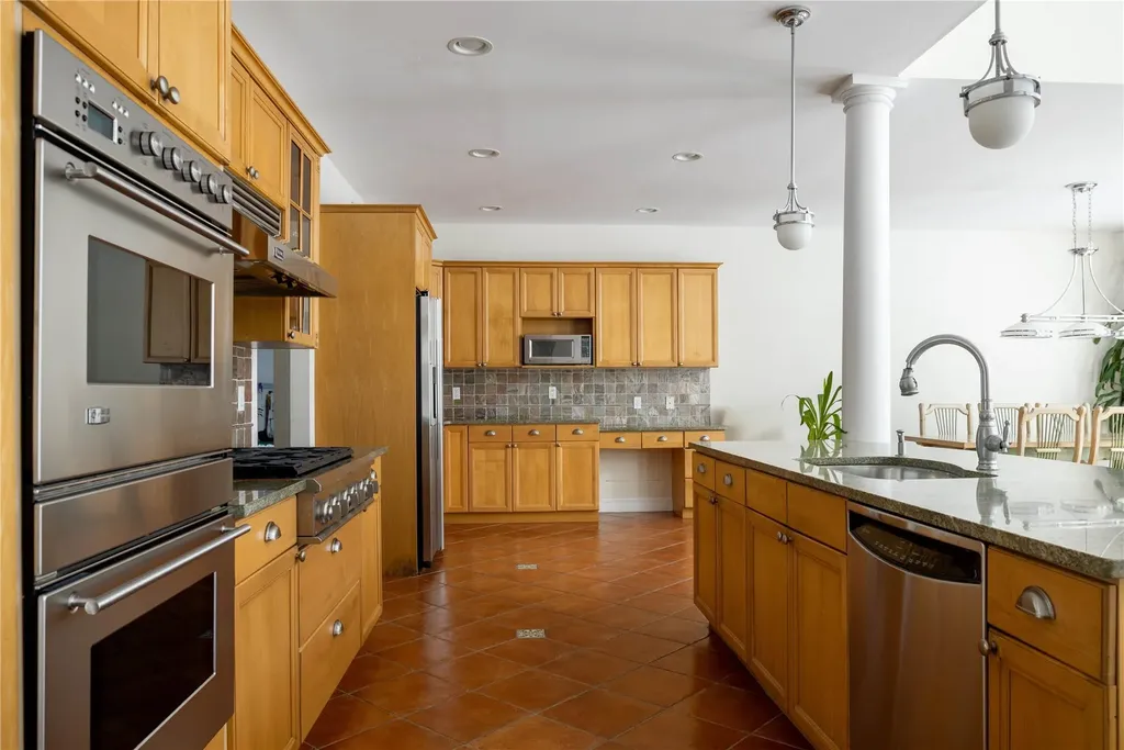 16 Turtle Pond Road Southampton NY 11968