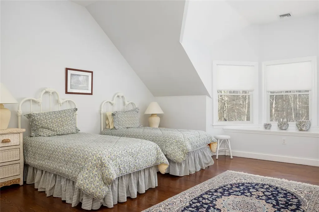 16 Turtle Pond Road Southampton NY 11968
