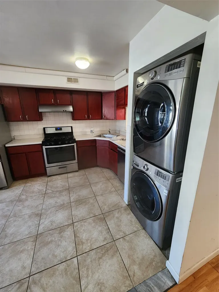 73 Amity Place Staten Island NY 10303