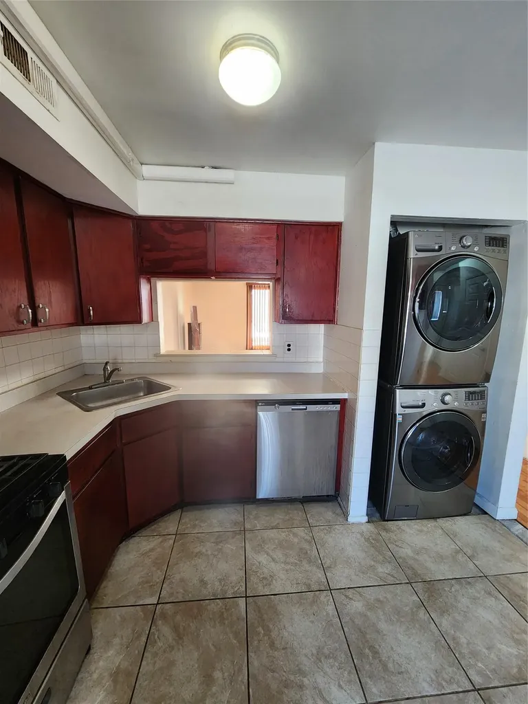 73 Amity Place Staten Island NY 10303