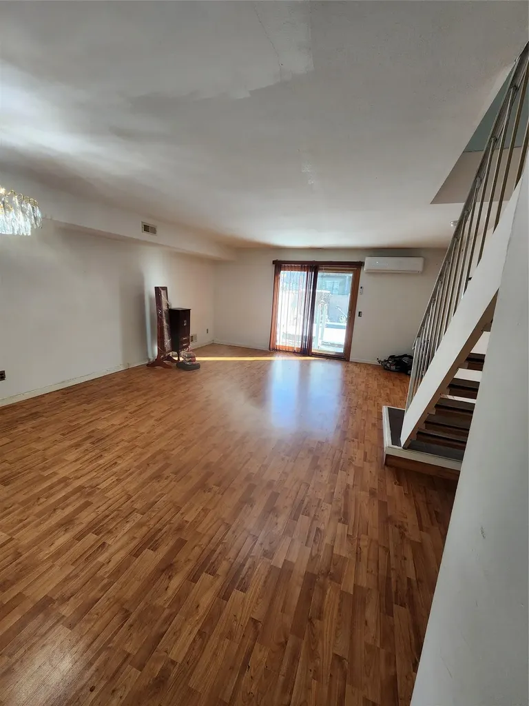 73 Amity Place Staten Island NY 10303