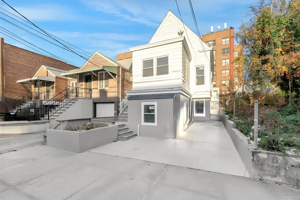 1812 Tomlinson Avenue Bronx NY 10461