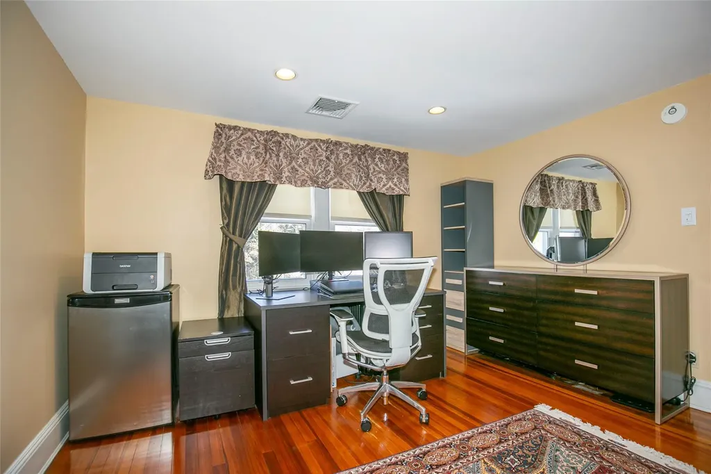 2 Cambridge Road Great Neck NY 11023