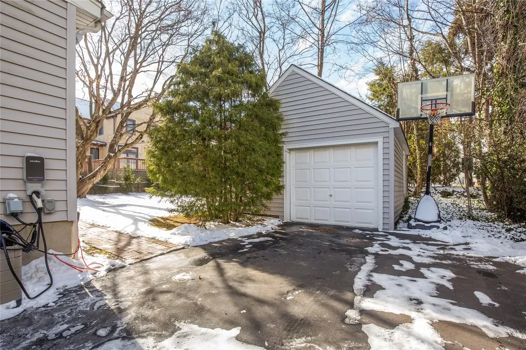 2 Cambridge Road Great Neck NY 11023