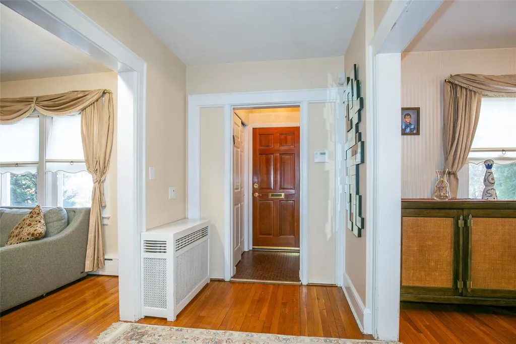 2 Cambridge Road Great Neck NY 11023
