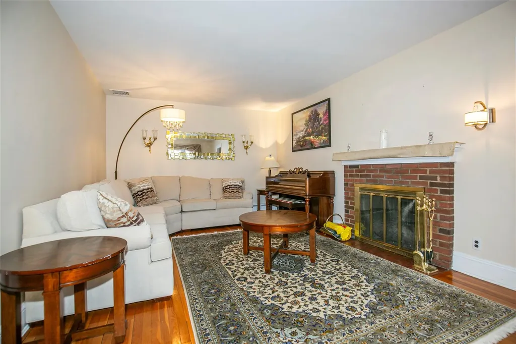 2 Cambridge Road Great Neck NY 11023