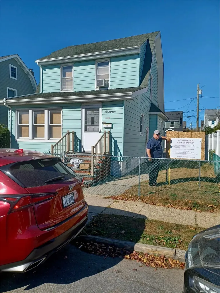 11 Laurel Road Lindenhurst NY 11757