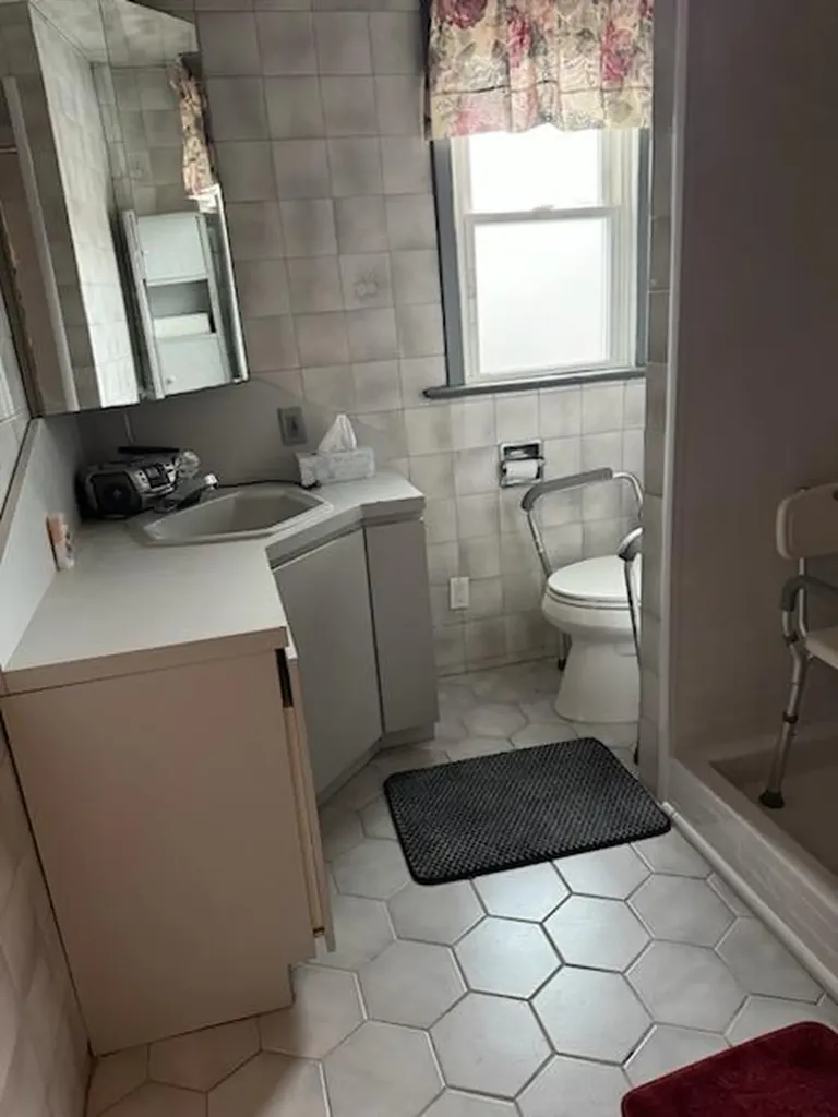 11 Laurel Road Lindenhurst NY 11757