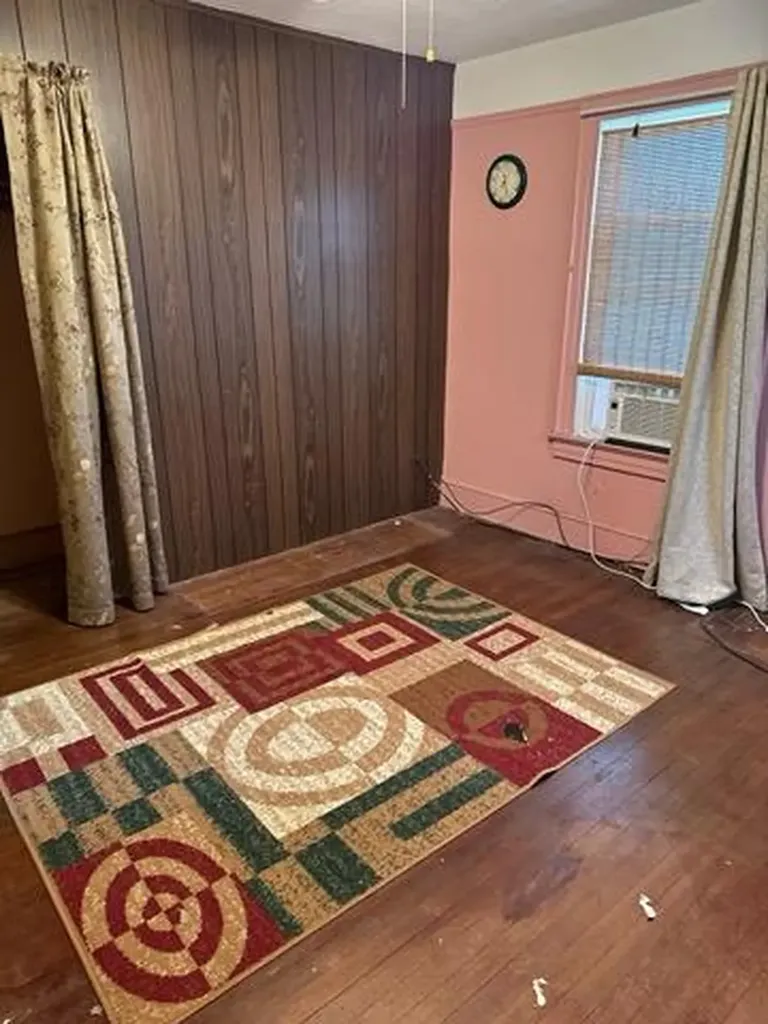 11 Laurel Road Lindenhurst NY 11757