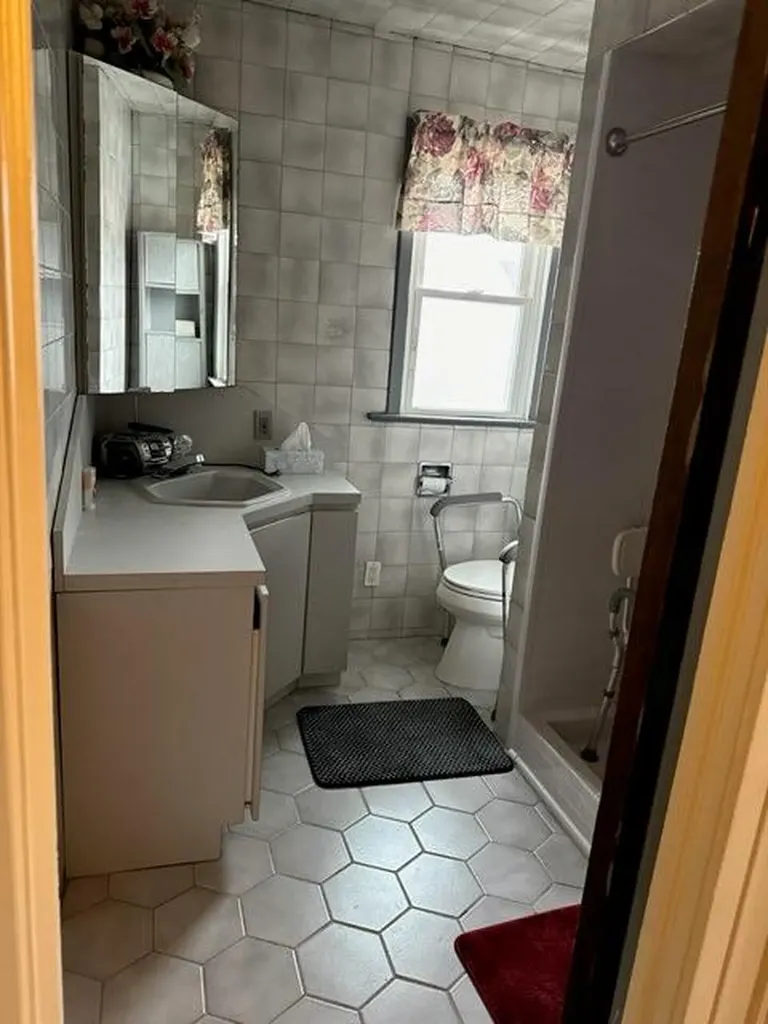 11 Laurel Road Lindenhurst NY 11757