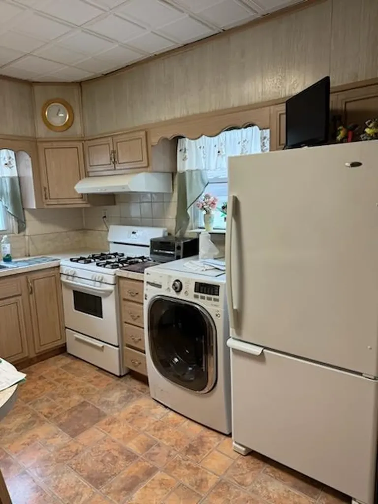 11 Laurel Road Lindenhurst NY 11757