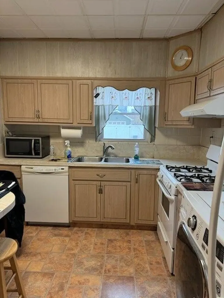 11 Laurel Road Lindenhurst NY 11757