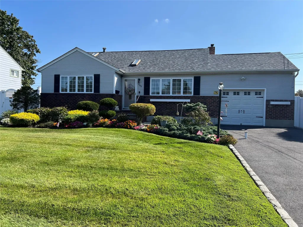 263 E 3rd Street Deer Park NY 11729