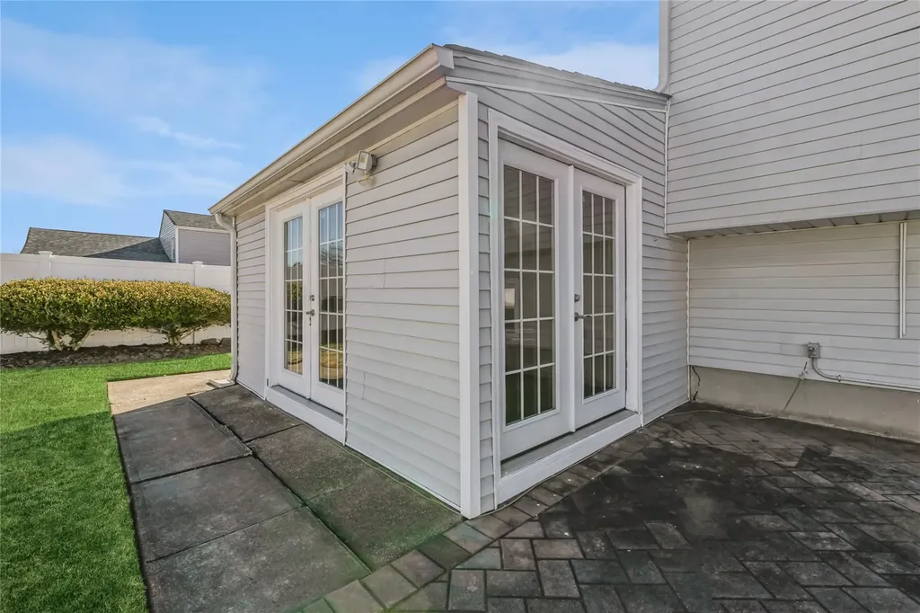 263 E 3rd Street Deer Park NY 11729