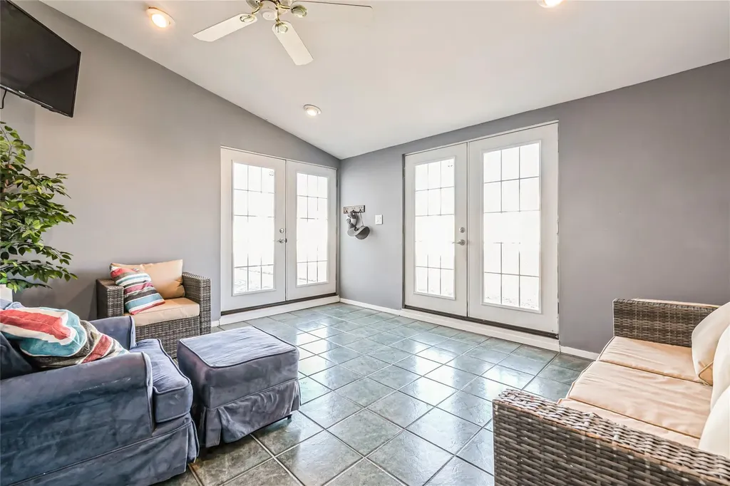 263 E 3rd Street Deer Park NY 11729