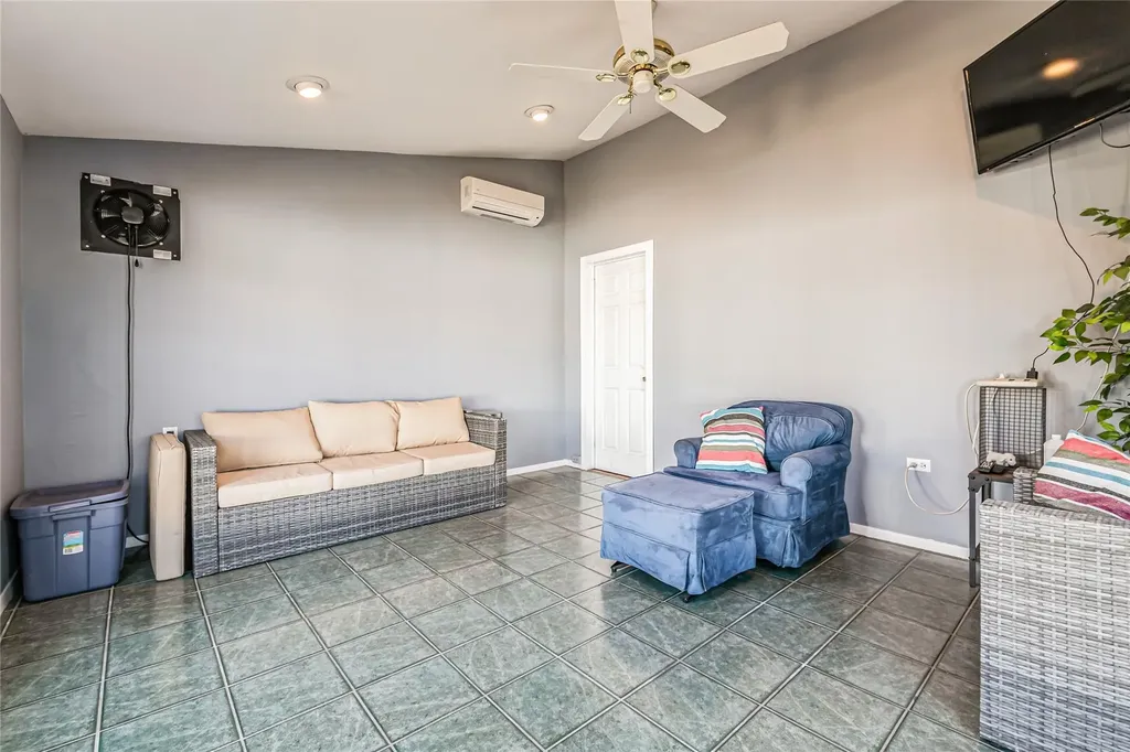 263 E 3rd Street Deer Park NY 11729
