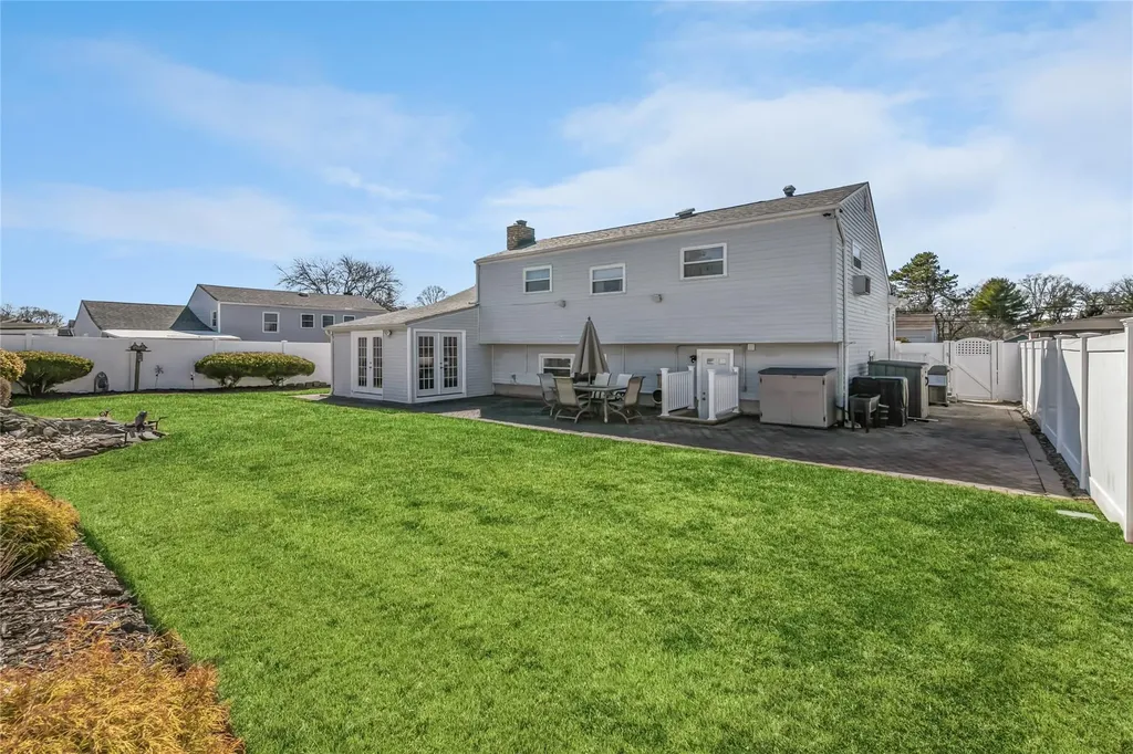 263 E 3rd Street Deer Park NY 11729