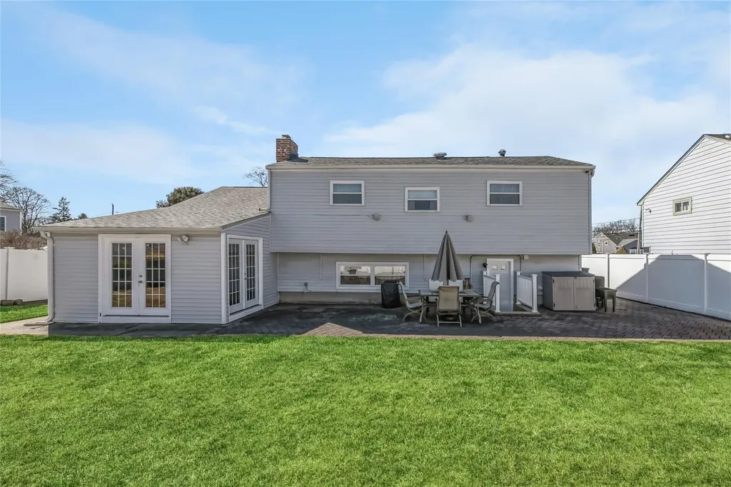 263 E 3rd Street Deer Park NY 11729