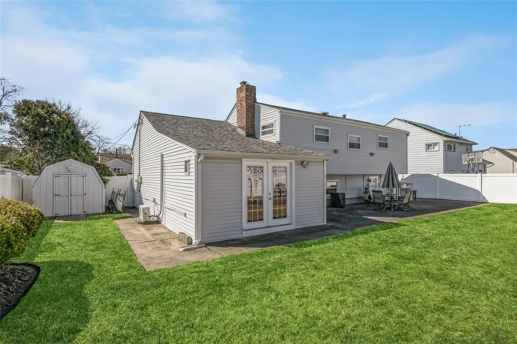 263 E 3rd Street Deer Park NY 11729