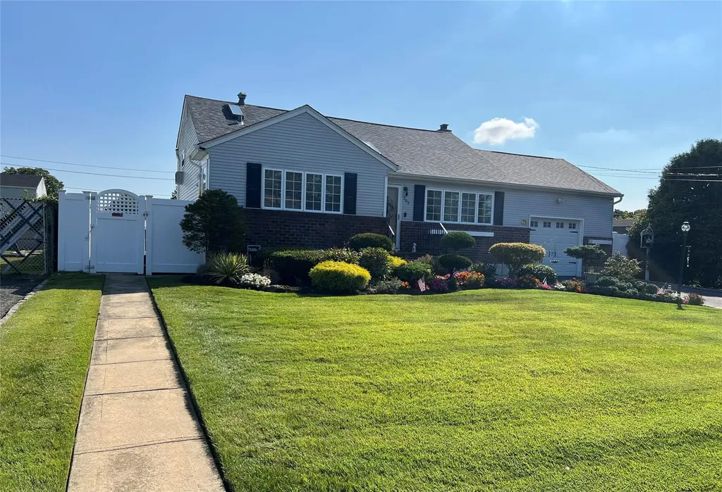 263 E 3rd Street Deer Park NY 11729