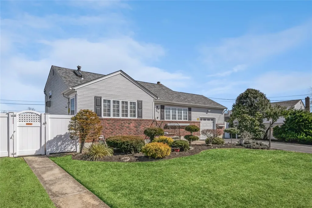 263 E 3rd Street Deer Park NY 11729