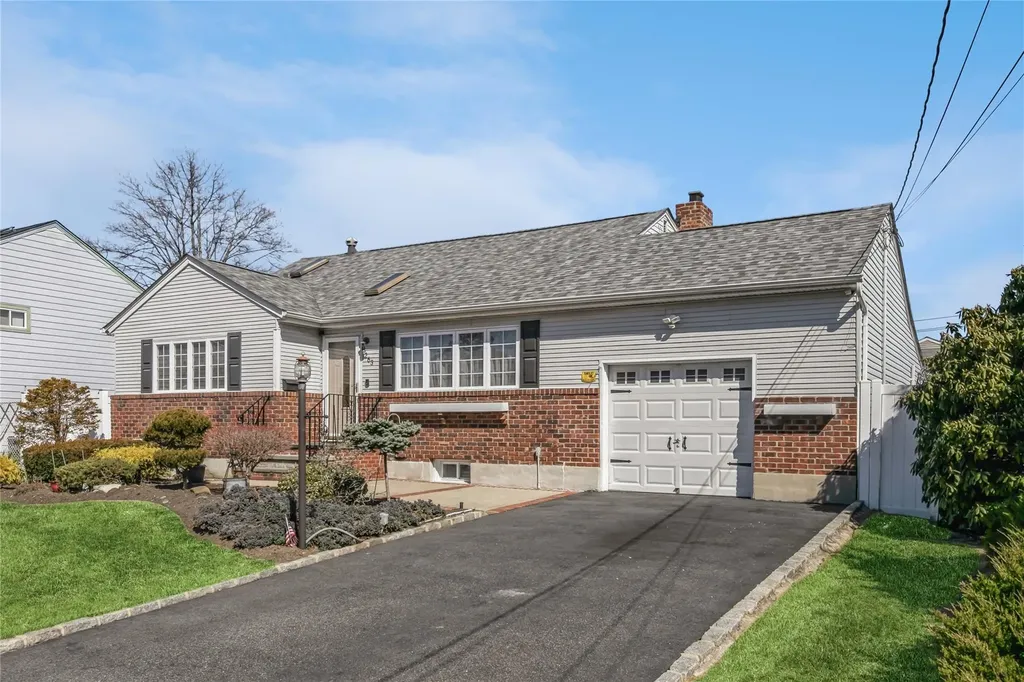 263 E 3rd Street Deer Park NY 11729