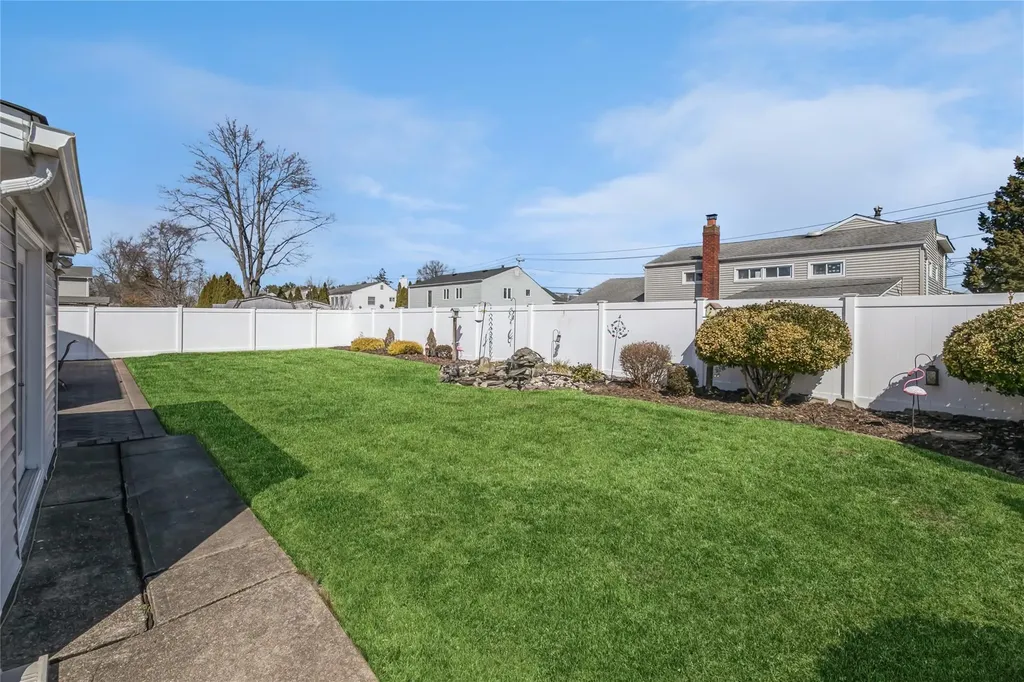 263 E 3rd Street Deer Park NY 11729