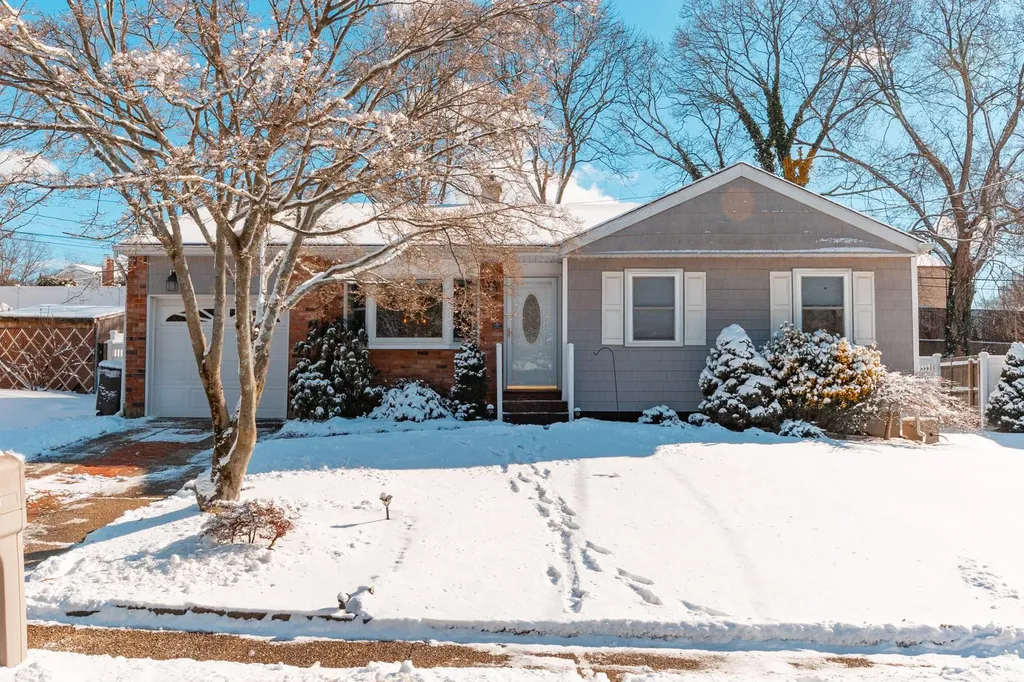 28 Longstreet Drive Brookhaven NY 11755