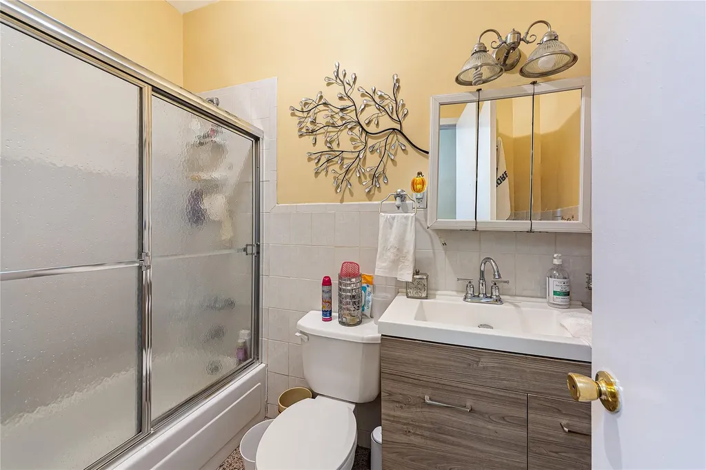 2547 Radcliff Avenue Bronx NY 10469