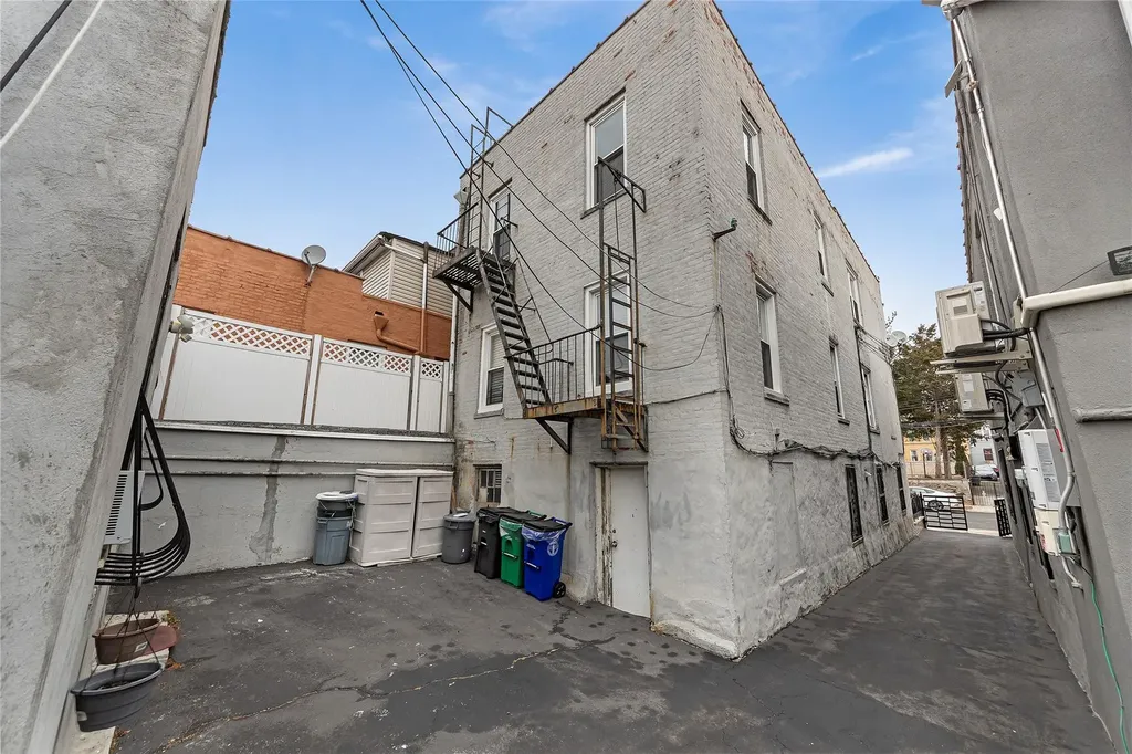 2547 Radcliff Avenue Bronx NY 10469