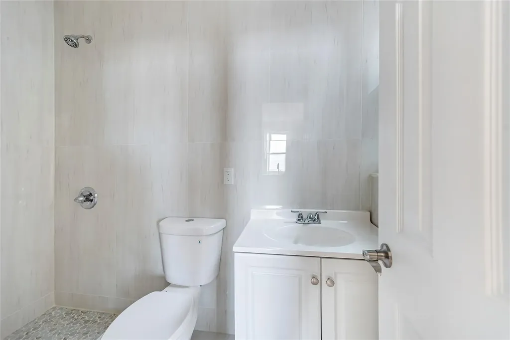 2547 Radcliff Avenue Bronx NY 10469