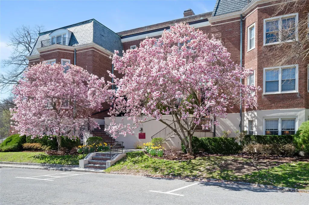 1 Chateaux Circle Scarsdale NY 10583