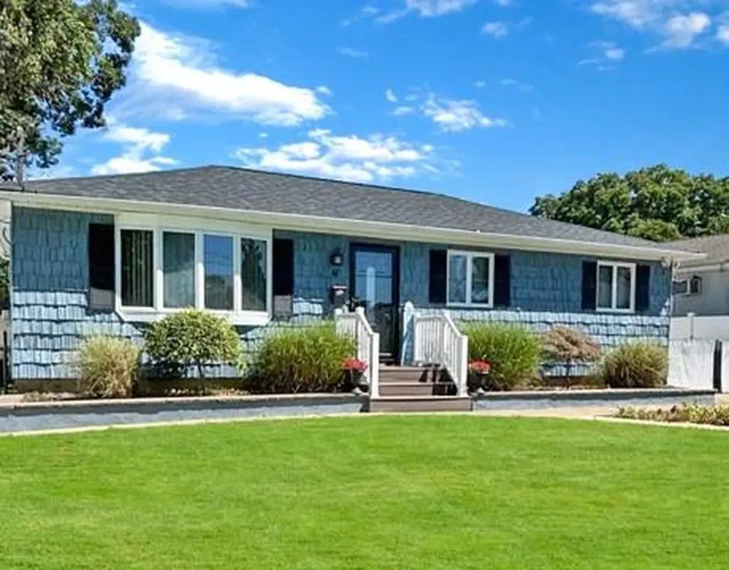 61 Glasgow Avenue Babylon NY 11729