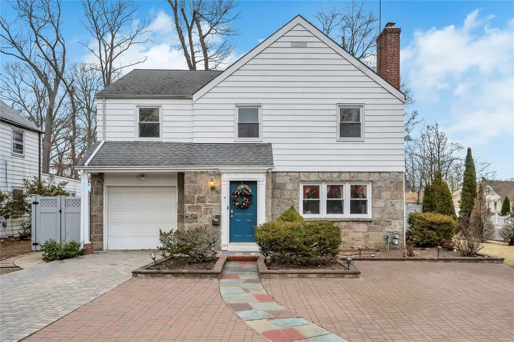 4 Oxford Drive Freeport NY 11520