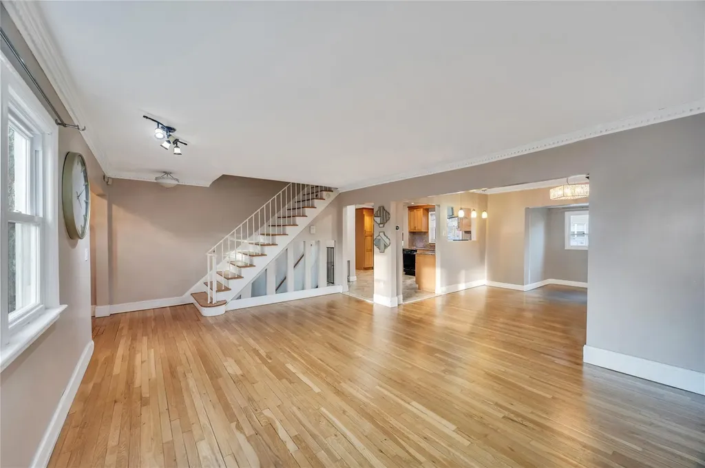 4 Oxford Drive Freeport NY 11520