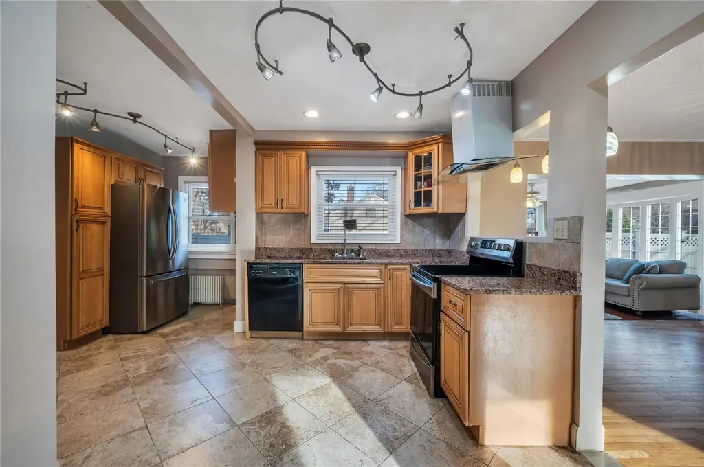 4 Oxford Drive Freeport NY 11520