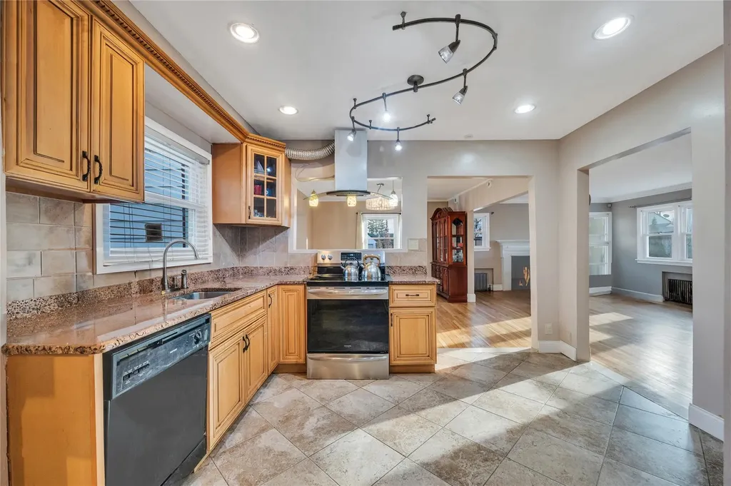 4 Oxford Drive Freeport NY 11520