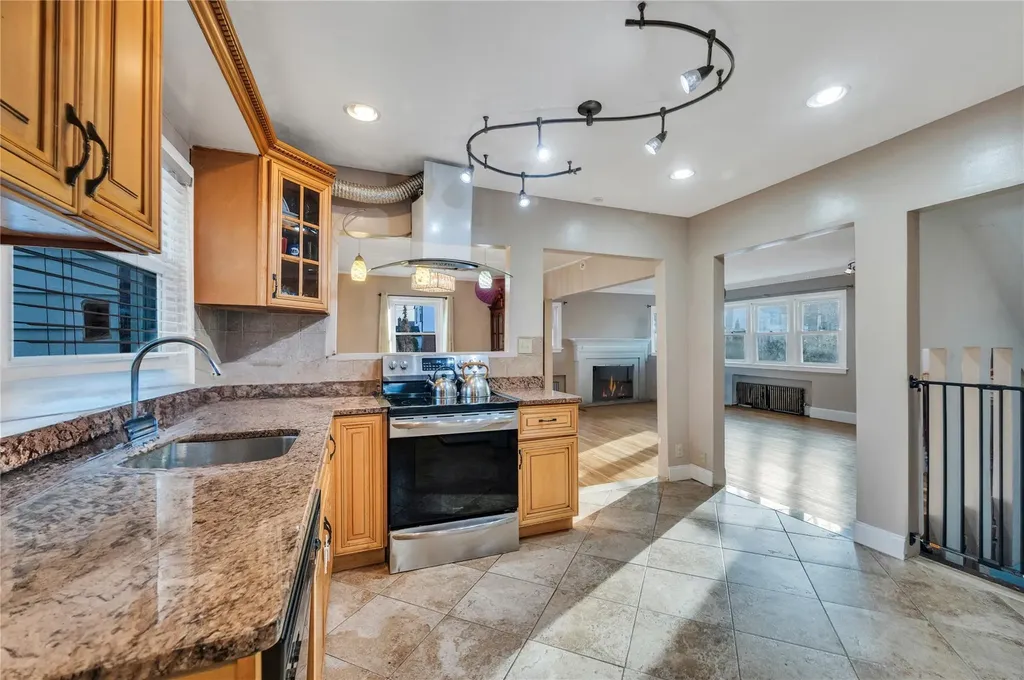 4 Oxford Drive Freeport NY 11520