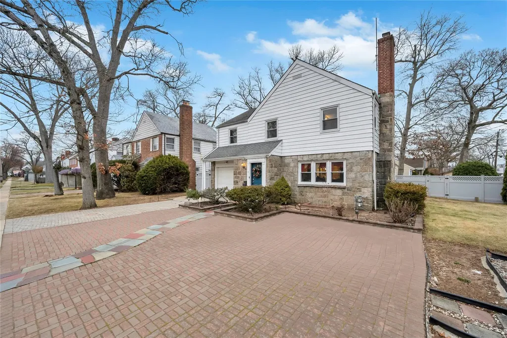 4 Oxford Drive Freeport NY 11520
