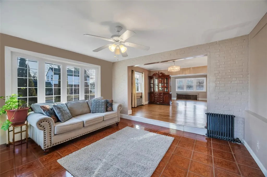 4 Oxford Drive Freeport NY 11520