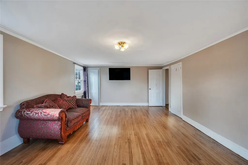 4 Oxford Drive Freeport NY 11520
