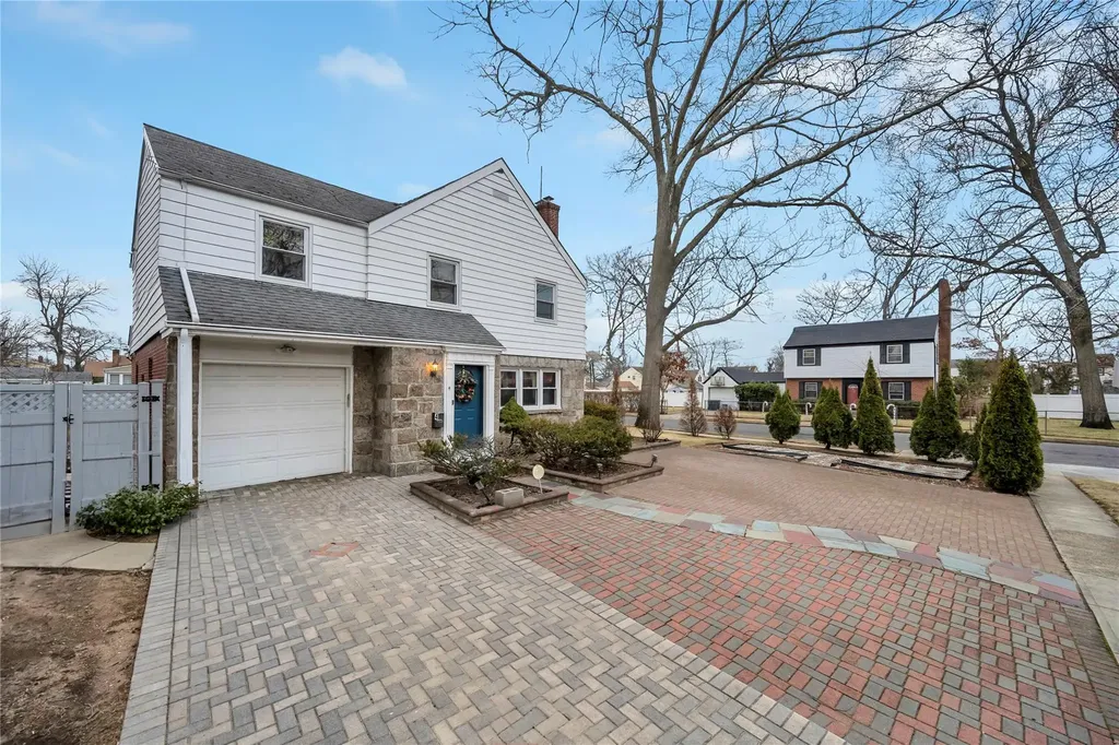 4 Oxford Drive Freeport NY 11520