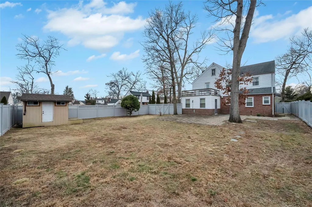 4 Oxford Drive Freeport NY 11520