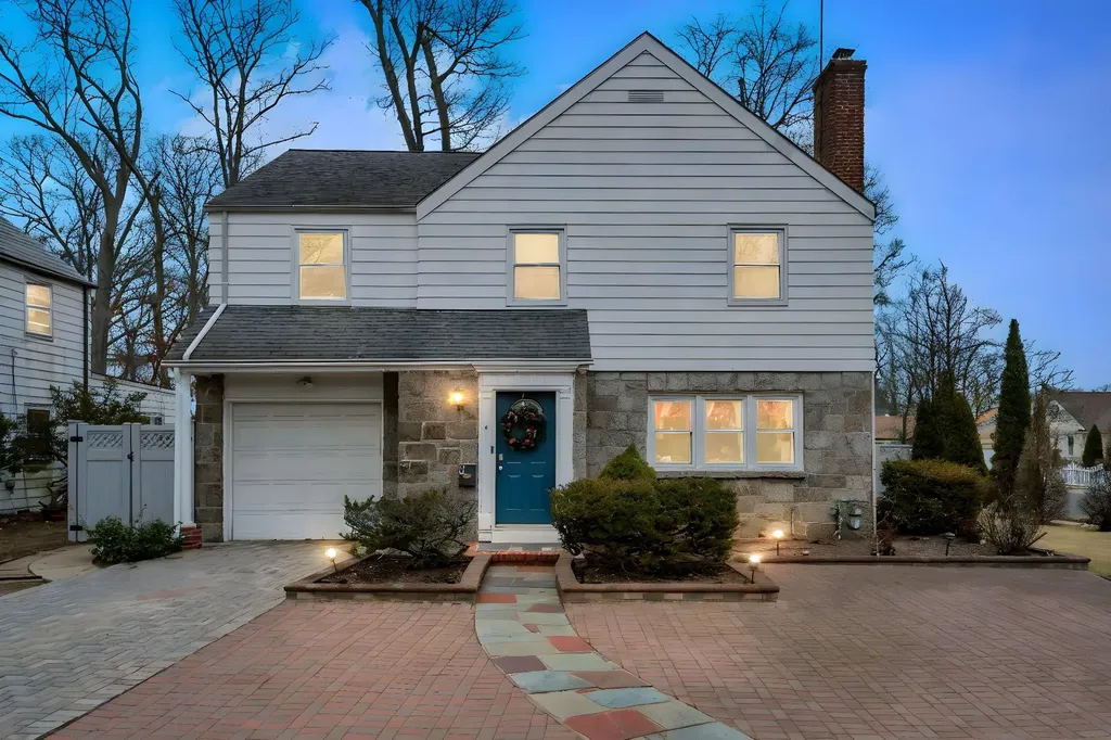 4 Oxford Drive Freeport NY 11520