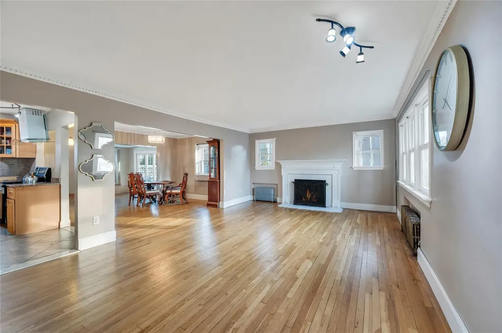 4 Oxford Drive Freeport NY 11520